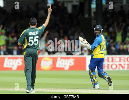 Pakistans Umar Gul (links) wird gefeiert, nachdem Sri Lankas Nuwan Kulasekara (nicht im Bild) während des ICC World Twenty20 Super Eights-Spiels bei Lord's, London, lbw verliehen wurde. Stockfoto