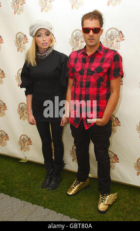 Isle of Wight Festival 2009 - erster Tag. Katie White (links) und Jules De Martino von den Ting Tings beim Isle of Wight Festival in Newport. Stockfoto