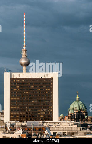 Berliner Skyline Blick nach Osten von der Kuppel des Bundestages, gegenüber dem Berliner Dom (Kathedrale) und Fernsehturm (Fernsehturm) Stockfoto