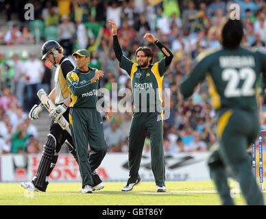 Pakistans Shahid Afridi (Mitte rechts) feiert das Einnehmen des Wickens des neuseeländischen Jacob Oram (links) während des ICC World Twenty20 Super Eights Spiels im Brit Oval, London. Stockfoto