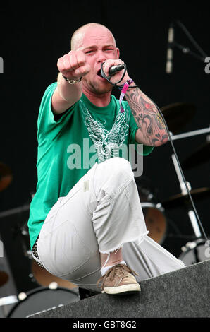 Der Sänger Ivan Moody von der Band Five Finger Death Punch tritt während des Download Festivals 2009 im Donnington Park in Derby auf der Hauptbühne auf. Stockfoto