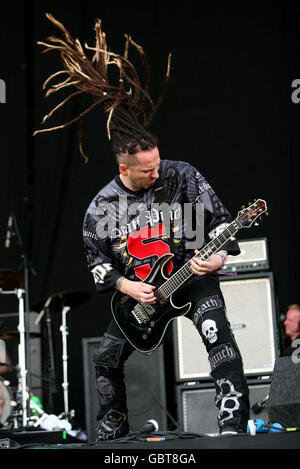 Gitarrist Zoltan Bathory der Band Five Finger Death Punch tritt auf der Hauptbühne während des Download Festivals 2009 im Donnington Park in Derby auf. Stockfoto