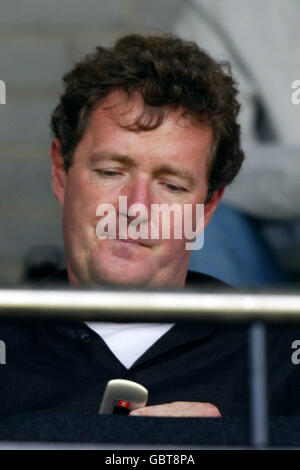 Piers Morgan, ehemaliger Daily Mirror Editor und Arsenal-Fan überprüft sein Handy Stockfoto