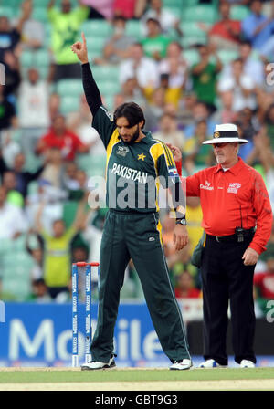 Der pakistanische Shahid Afridi feiert beim ICC World Twenty20 Super Eights Match im Brit Oval, London, das Wicket von Irlands Paul Stirling. Stockfoto