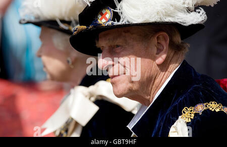 Der Herzog von Edinburgh und die britische Königin Elizabeth II. Begleiten andere Mitglieder der königlichen Familie in der Prozession des Strumpfordens in Windsor. Stockfoto