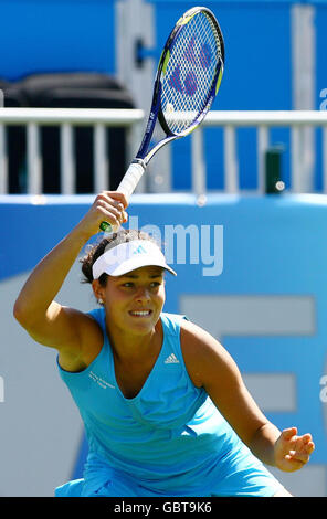 Die serbische Ana Ivanovic im Kampf gegen die russische Nadia Petrova während der AEGON International im Devonshire Park, Eastbourne. Stockfoto