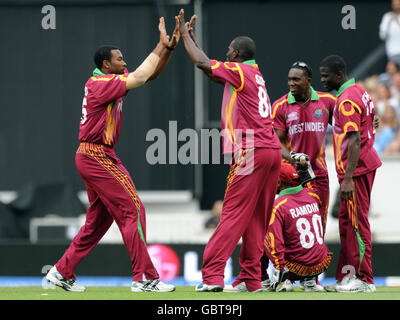 West Indies Spieler feiern, nachdem der englische Luke Wright während des ICC World Twenty20 Super Eights-Spiels im Brit Oval, London, für 6 von Denesh Ramdin beim Bowling von Kieron Pollard gefangen wurde. Stockfoto