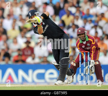 Englands Kevin Pietersen schlägt beim ICC World Twenty20 Super Eights-Spiel im Brit Oval, London, ein. Stockfoto