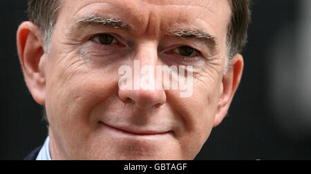 Wirtschaftsminister Lord Mandelson verlässt die Downing Street 10 nach einer Kabinettssitzung in Westminster, im Zentrum von London. Stockfoto