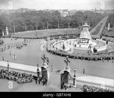 Der offizielle Geburtstag der Königin wurde heute (Donnerstag) mit der traditionellen Zeremonie des „Trooping the Colour“ , dieses Jahr der Coldstream Guards, auf der Horse Guards Parade gefeiert. Die Szene vom Dach des Buckingham Palace, als die Königin ihre Position am Haupttor einnimmt, um den Gruß bei ihrer Rückkehr von der Trooping of the Colour Ceremony bei der Horse Guards Parade zu übernehmen. Stockfoto