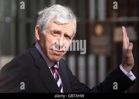 Justizminister Jack Straw verlässt die Downing Street 10 nach einer Kabinettssitzung in Westminster, im Zentrum von London. Stockfoto