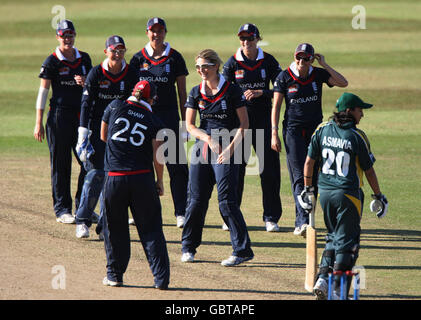 Die Engländerin Charlotte Edwards (Mitte) feiert mit Nicola Shaw, nachdem sie das Dickicht von Pakistans Urooj Khan während des ICC Women's World Twenty20-Spiels auf dem County Ground, Taunton, übernommen hat. Stockfoto