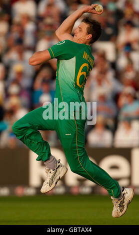 Cricket - ICC World Twenty20 Cup 2009 - Super Eights - Gruppe E - Südafrika - Indien - Trent Bridge. Südafrikas Morne Morkel bowls während des ICC World Twenty20 Super Eights-Spiels an der Trent Bridge, Nottingham. Stockfoto