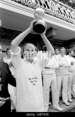 Cricket - Gillette Cup - Finale - Somerset gegen Sussex. Der siegreiche Sussex-Kapitän Arnold Long hält den Gillette Cup nach dem 5-Wicket-Sieg seines Teams hoch Stockfoto