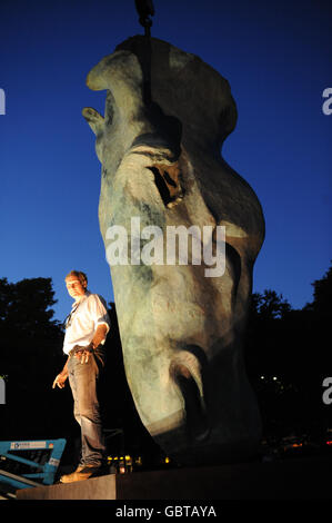 Künstler Nic Fiddian-Green mit seiner 30 Fuß Bronze Statue eines Pferdes Kopf mit dem Titel Mawari - "Pferd am Wasser", wie es in Platz in der Nähe von Marble Arch in Central London gesenkt. Stockfoto