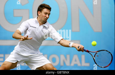 Der Großbritanniens Alex Bogdanovic im Einsatz gegen Dmitry Tursunov während der AEGON International im Devonshire Park, Eastbourne. Stockfoto