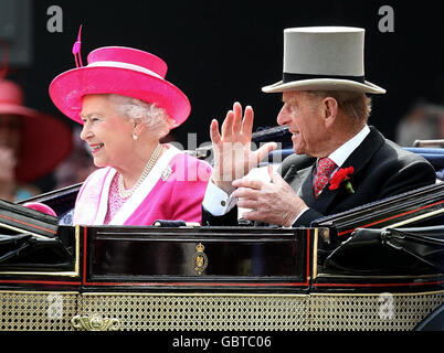 Queen Elizabeth ll und Prince Philip, Duke of Edinburgh, kommen für Tag zwei an der Ascot Racecourse, Berkshire. Stockfoto
