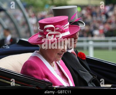 Pferderennen - The Royal Ascot Meeting 2009 - Tag Zwei - Ascot Racecourse. Königin Elizabeth II. Und Prinz Philip, Herzog von Edinburgh, kommen für den zweiten Tag auf der Ascot Racecourse in der Grafschaft von Edinburgh an Stockfoto