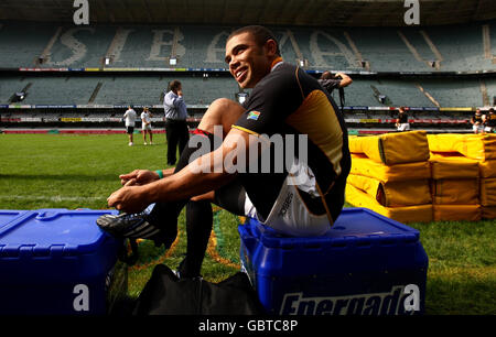 Rugby Union - South Afirca Captains Run - Kings Park. Der Südafrikaner Bryan Habana zieht sich vor dem Captains Run im Kings Park Durban, Südafrika, die Stiefel an. Stockfoto