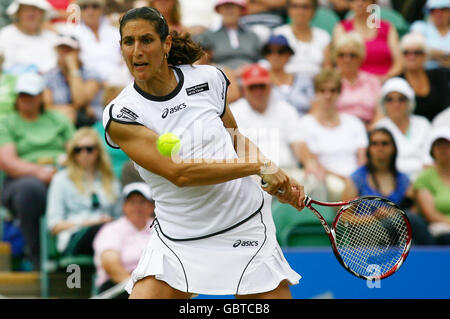 Die Französin Virginie Razzano in Aktion während ihres Halbfinalmatches gegen Marion Bartoli während des AEGON International im Devonshire Park, Eastbourne. Stockfoto