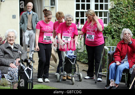 Im Vorfeld der Veranstaltung „Race for Life“ von Cancer Research, an der sie am kommenden Sonntag in York teilnehmen werden, wird die 102-Jahre-Winnie Hudson (Mitte) mit Mitarbeitern im Wohnheim von Millings in Bedale gesehen. Stockfoto