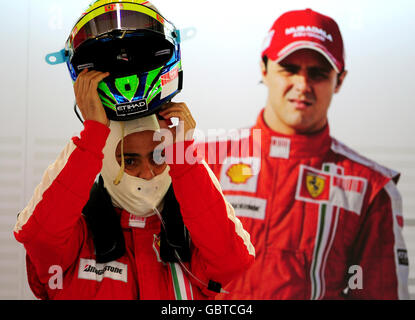 Ferrari Felipe Massa aus Brasilien in den Boxen während des ersten freien Trainings während des Trainings in Silverstone, Northamptonshire. Stockfoto