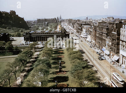 Geographie / Reisen, Großbritannien, Schottland, Edinburgh, Blick von Scott Monument in Richtung der East Princes Street Gardens mit der Royal Scottish Academy und Princes Street, 1957, Additional-Rights-Clearences-not available Stockfoto