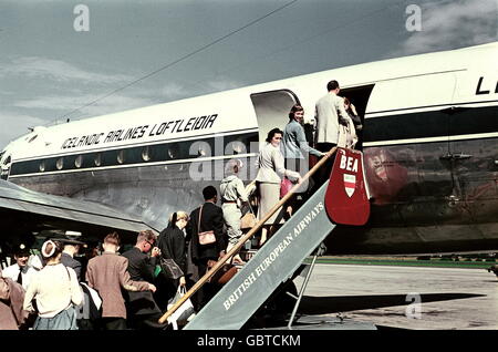 Transport / Transport, Luftfahrt, Flugzeug, Passagiere während des Einsteiges, Großbritannien, 1957, Zusatzrechte-Abfertigungsabfertigungsmöglichkeiten-nicht vorhanden Stockfoto