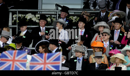 Rennfahrer warten auf den Start des ersten Rennens am vierten Tag des Royal Ascot-Treffens auf der Ascot Racecourse, Berkshire. Stockfoto