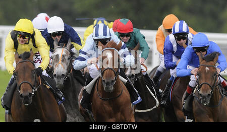 Der spätere Gewinner Holberg und Joe Fanning (grüne, rote Mütze) sitzen in der Mitte des Spiels und drehen sich nach Hause, bevor sie am vierten Tag des Royal Ascot auf der Ascot Racecourse, Berkshire, die Queens Vase gewinnen. Stockfoto