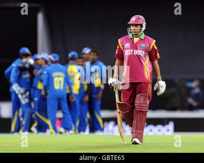 Ramnaresh Sarwan von West Indies verlässt das Feld, nachdem er von Angelo Mathews während des ICC World Twenty20, Halbfinale im Oval, London, gefangen wurde. Stockfoto