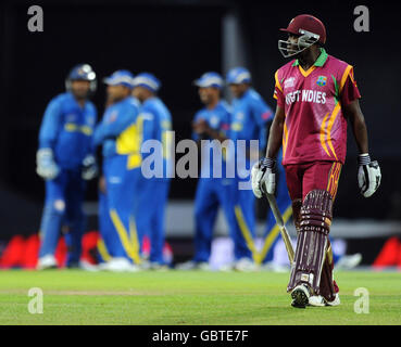 Darren Sammy von West Indies verlässt das Feld, nachdem er von Jehan Mubarak aus Sri Lanka während des ICC World Twenty20, Halbfinale im Oval, London, gefangen wurde. Stockfoto
