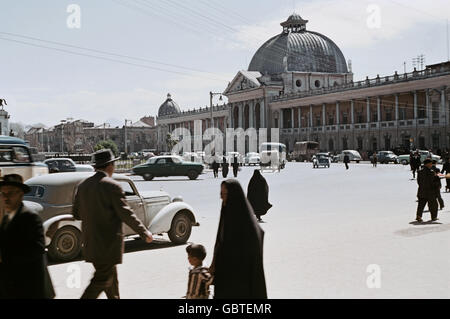 Geographie / Reisen, Iran, Teheran, Straßenszene, das alte Post Telegraph Building in Meydan-e Toopkhaneh, 1955, Additional-Rights-Clearences-not available Stockfoto