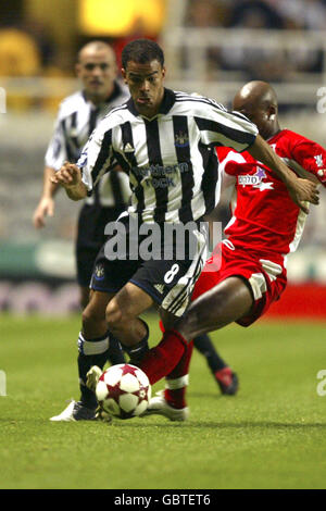 Fußball - UEFA Cup - erste Runde - erste Etappe - Newcastle United / Hapoel Bnei Sakhnin. Kieron Dyer (l) von Newcastle United und Alain Masudi von Hapoel Bnei Sakhnin Stockfoto