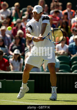 Der US-Amerikaner Andy Roddick im Einsatz gegen den Franzosen Jeremy Chardy während der Wimbledon Championships 2009 beim All England Lawn Tennis and Croquet Club, Wimbledon, London. Stockfoto