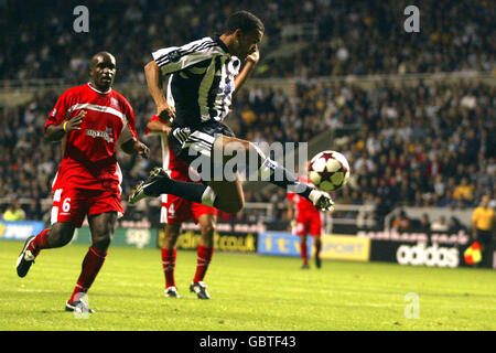 Fußball - UEFA Cup - erste Runde - erste Etappe - Newcastle United / Hapoel Bnei Sakhnin. Kieron Dyer (c) von Newcastle United in Aktion Stockfoto