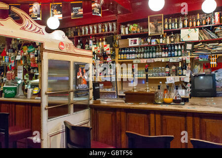 im Inneren alten traditionellen irischen Pub-Bar Stockfoto