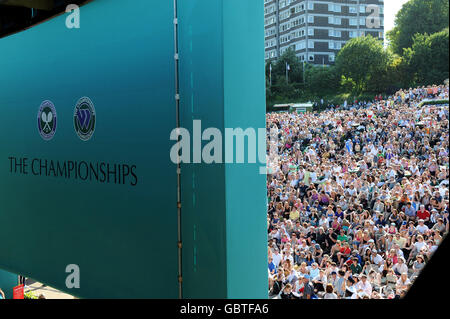 Fans auf Murray Mount sehen sich sein Spiel gegen den US-Amerikaner Robert Kendrick während der Wimbledon Championships 2009 beim All England Lawn Tennis and Croquet Club, Wimbledon, London, an. Stockfoto