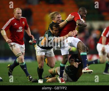Rugby Union - Tour Match - Emerging Springboks gegen britische und irische Löwen - Newlands Stadium. Ugo Monye (rechts) von British und Irish Lions durchbricht die Tackles von Duwald Potgieter und Morgan Newman von Emerging Sringboks Stockfoto