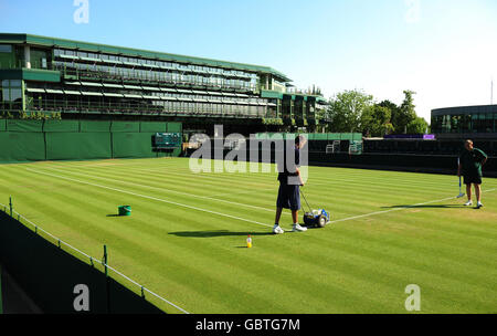 Das Bodenpersonal bereitet die Plätze während der Wimbledon Championships 2009 im All England Lawn Tennis and Croquet Club, Wimbledon, London, vor. Stockfoto