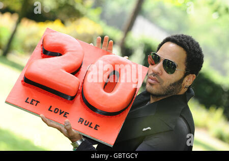 Lenny Kravitz, der 20 Jahre in der Musikindustrie feiert, wird bei einer Fotozelle gesehen, um seine neue Let Love Rule Tour im Cadogan Hotel in London zu starten. Stockfoto