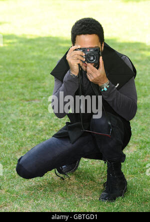 Lenny Kravitz, der 20 Jahre in der Musikindustrie feiert, fotografiert während einer Fotozelle, um seine neue Let Love Rule Tour im Cadogan Hotel in London zu starten. Stockfoto