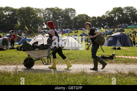 Festivalbesucher auf einem Campingplatz am Tag vor Beginn des Glastonbury Festivals auf der Worthy Farm in Somerset. Stockfoto