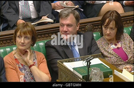 Der Staatssekretär für Kinder, Schulen und Familien Ed Balls bei den Fragen des Premierministers im Unterhaus, London. Stockfoto