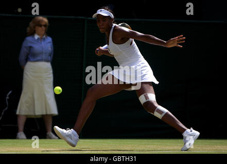 Die US-Amerikanerin Venus Williams im Einsatz gegen die spanische Carla Suarez Navarro während der Wimbledon Championships 2009 beim All England Lawn Tennis and Croquet Club, Wimbledon, London. Stockfoto