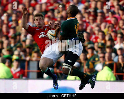 Die britischen und irischen Lions Luke Fitzgerald bestritten beim zweiten Testspiel in Loftus Versfeld, Pretoria, Südafrika, einen High Ball mit der Südafrikanerin JP Pietersen. Stockfoto