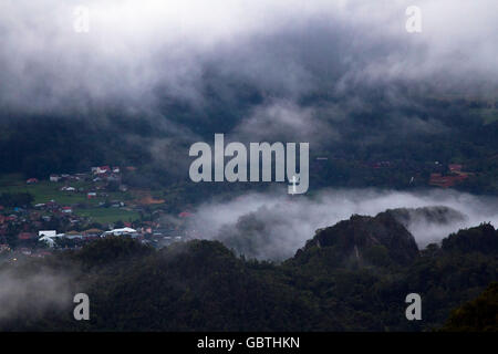 Kreuz-Turm in Bukit Singki in Rantepao gesehen aus einer Höhe von 1400 Metern aus dem Dorf Lolai, Bezirk Kapalapitu, North Toraja, Süd-Sulawesi, bekannt als das Land über den Wolken. Stockfoto