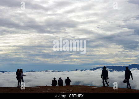 Toraja, Indonesien. 29. Juni 2016. Besucher genießen die Weite des Wolken aus einer Höhe von 1400 Metern in das Dorf Lolai, Bezirk Kapalapitu, North Toraja, Süd-Sulawesi, bekannt als das Land über den Wolken. © Ronny Adolof Buol/Pazifik Pres/Alamy Live-Nachrichten Stockfoto