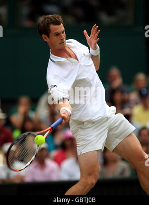 Der Großbritanniens Andy Murray im Einsatz gegen den serbischen Viktor Troicki während der Wimbledon Championships 2009 im All England Lawn Tennis and Croquet Club, Wimbledon, London. Stockfoto