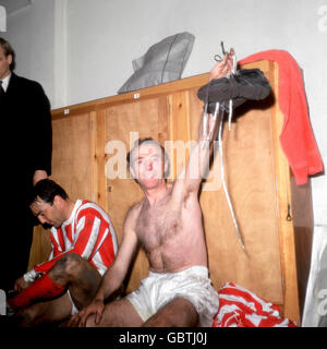 Stanley Matthews legt seine Stiefel auf, nachdem er seinen letzten Auftritt in einem All-Star-Team von Stoke City für sein Testimonial gemacht hat. Neben dem alten Meister wechselt Jimmy Greaves Stockfoto